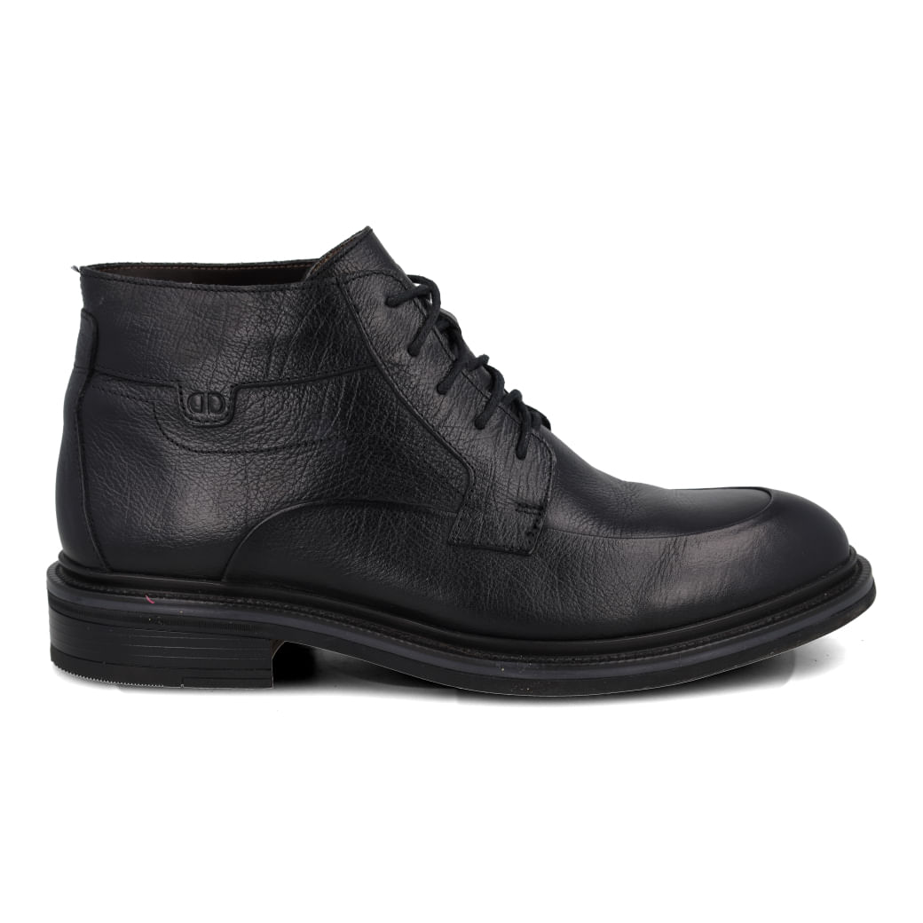 Bota masculina Democrata preta em couro com cano baixo e fechamento por cadarço